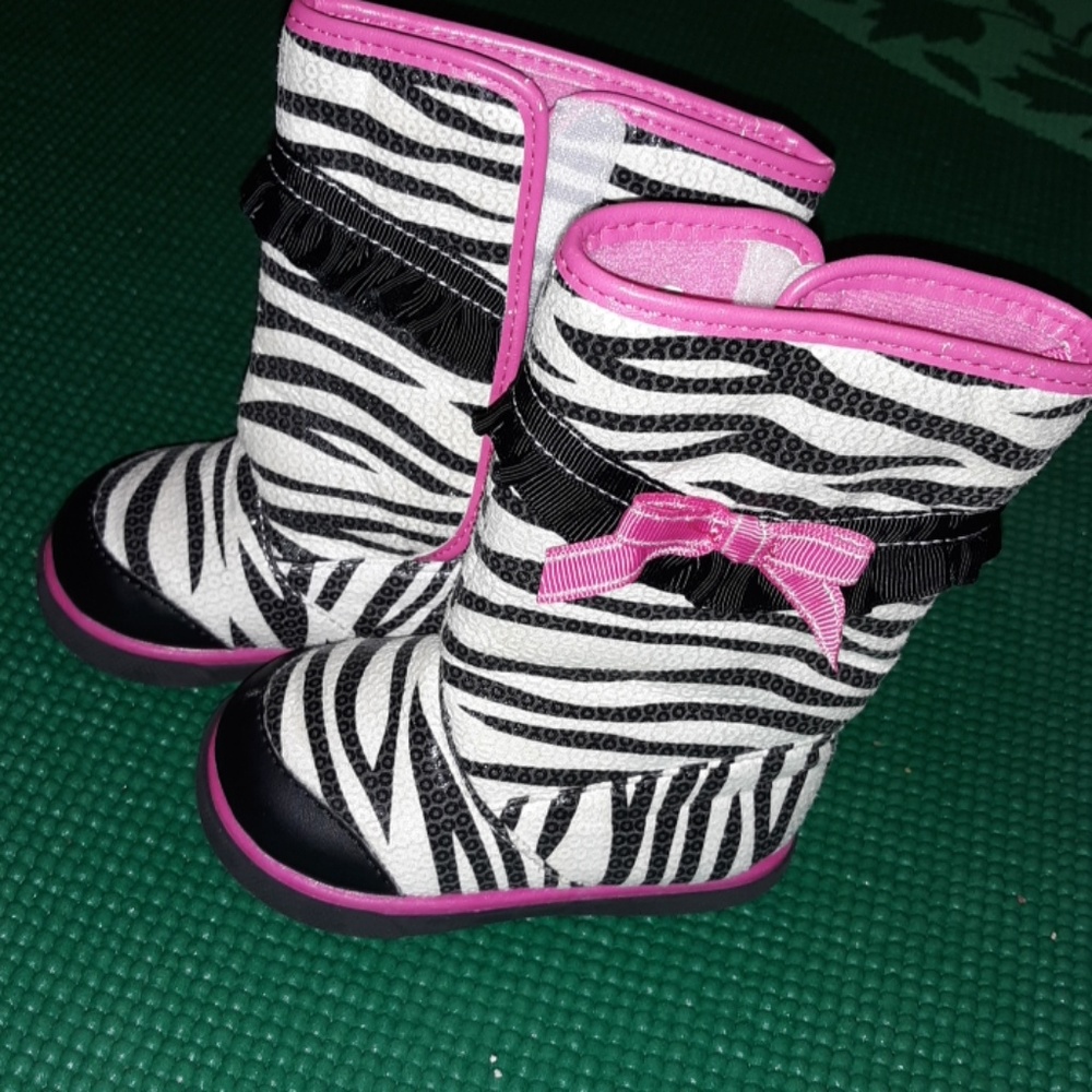 💗Zebra print baby girl boots size 4🎉🎀